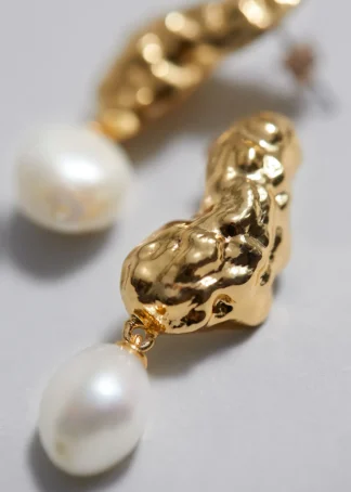 Sculpted Pearl Drop Earrings | & Other Stories Shop